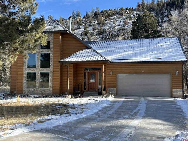 view of front facade featuring a garage