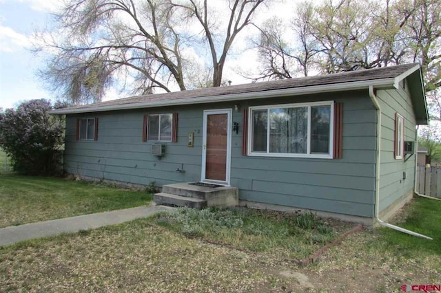 view of front of property featuring a front lawn