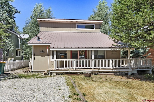 view of front of property featuring a front yard and covered porch