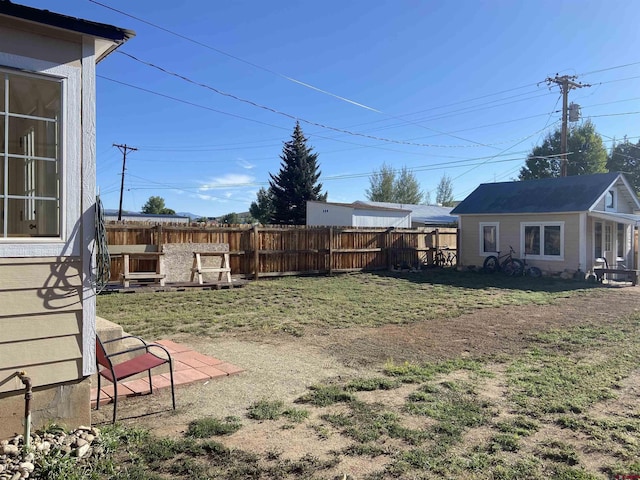 view of yard featuring an outdoor structure