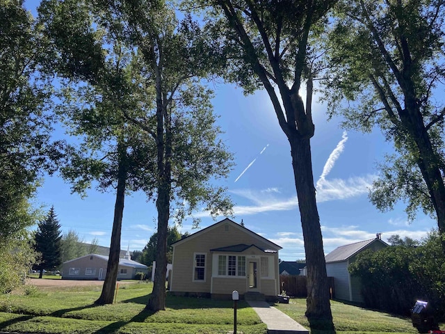 view of front facade with a front yard