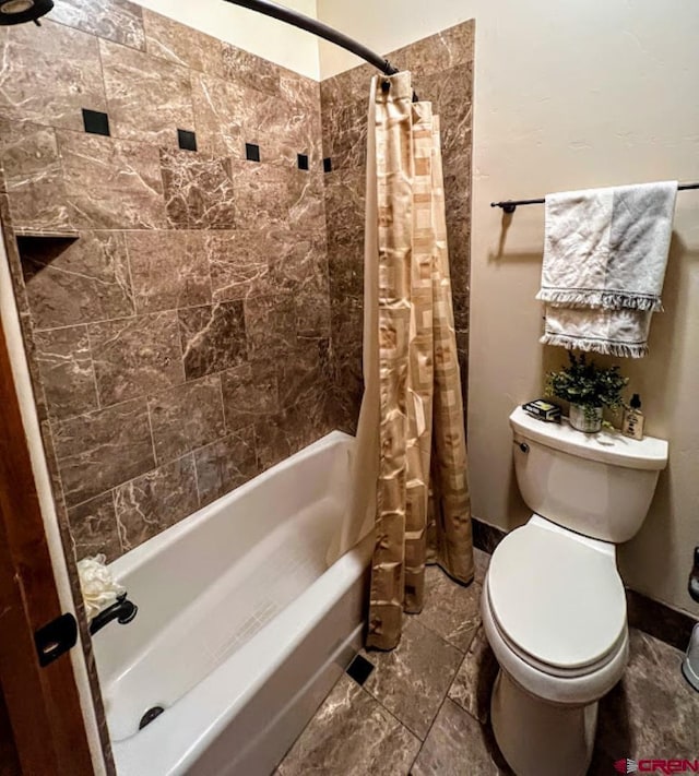 bathroom featuring shower / tub combo with curtain and toilet