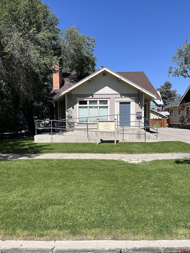 view of front of property with a front lawn