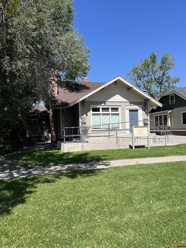 view of front of house featuring a front lawn