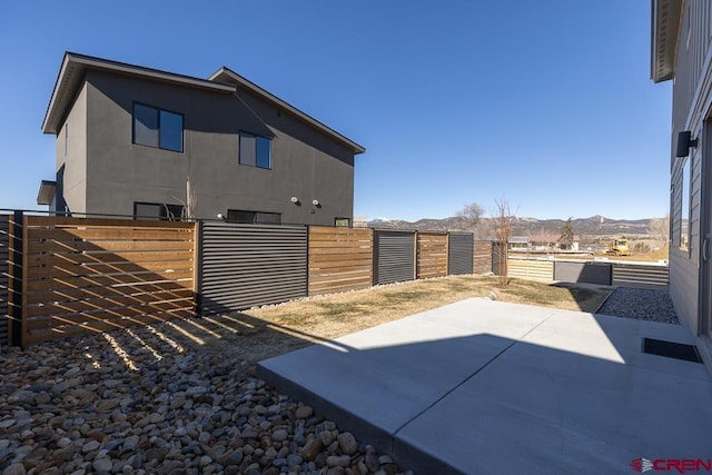 view of yard featuring a mountain view