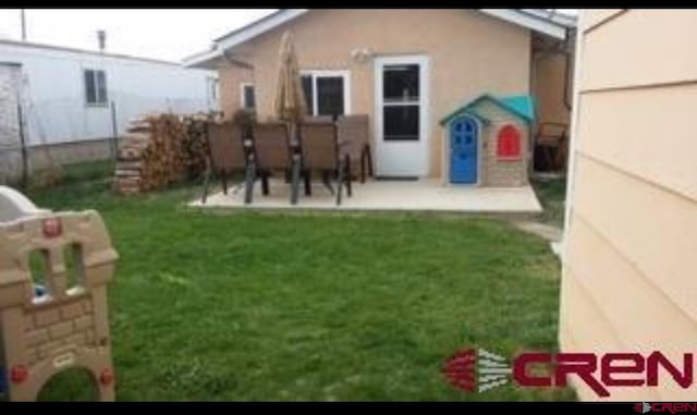 view of yard featuring a patio area