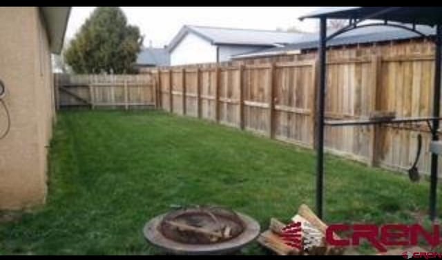 view of yard featuring a fire pit