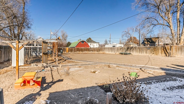 view of yard with an outbuilding