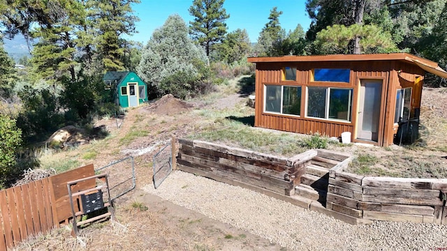 view of yard featuring a storage shed