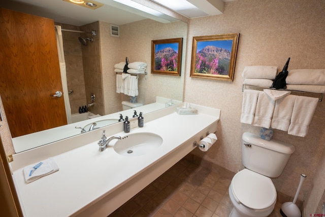 full bathroom featuring sink, toilet, and tiled shower / bath combo