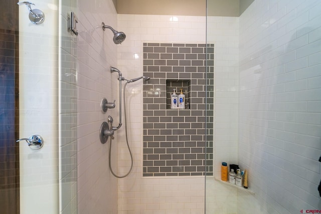 bathroom featuring a tile shower