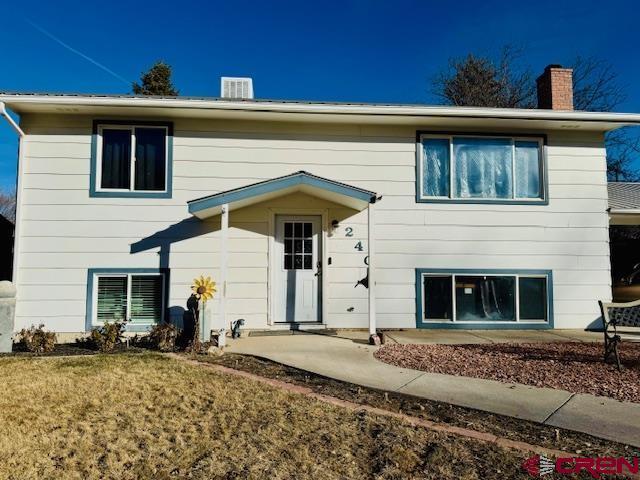 view of front of property with a front yard