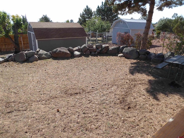 view of yard featuring a shed