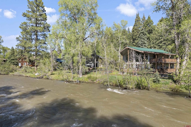 view of yard featuring a water view