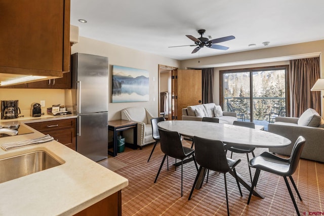 dining area featuring sink and ceiling fan