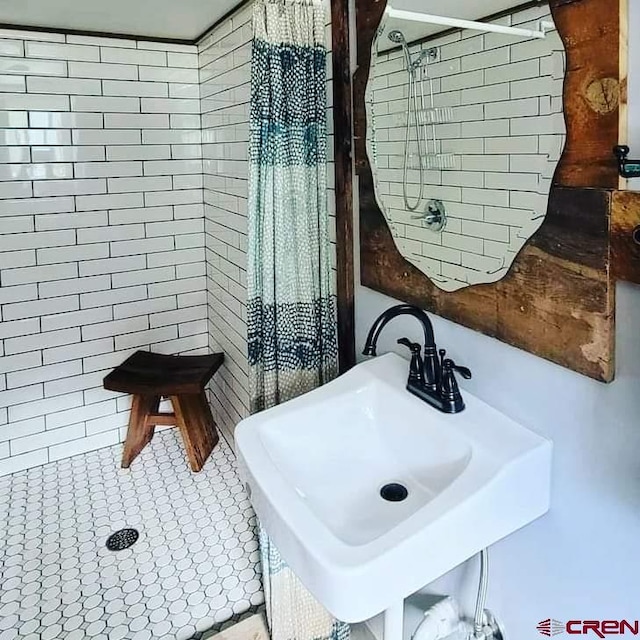 bathroom featuring sink and a shower