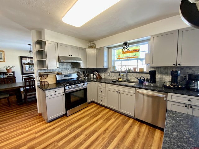 kitchen featuring light wood-type flooring, appliances with stainless steel finishes, sink, and gray cabinetry