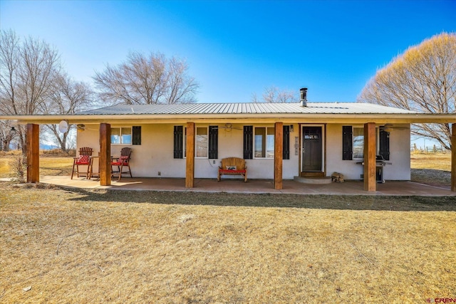 view of front facade featuring a front yard and a patio area