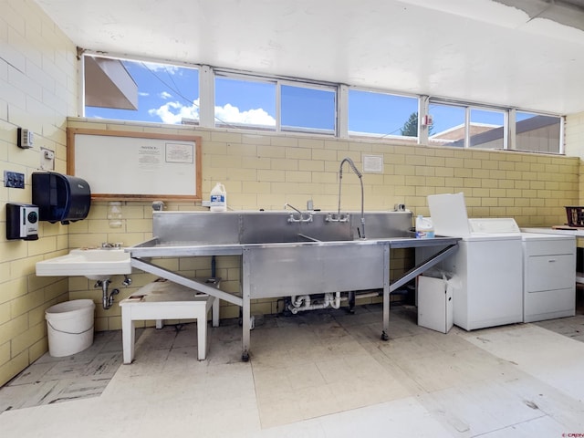 laundry room featuring a wealth of natural light and independent washer and dryer