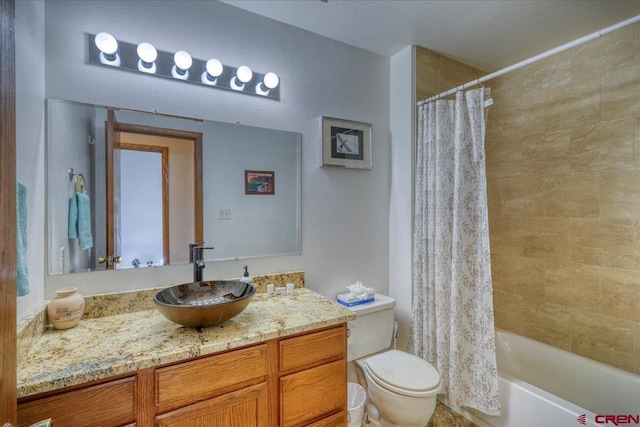 full bathroom with shower / tub combo with curtain, vanity, and toilet