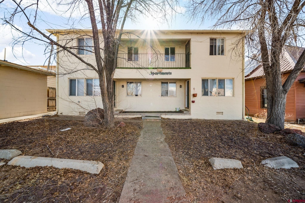 view of front of property featuring a balcony