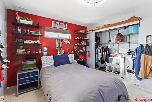 bedroom featuring carpet flooring and a closet