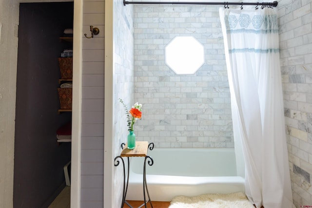 bathroom featuring shower / tub combo