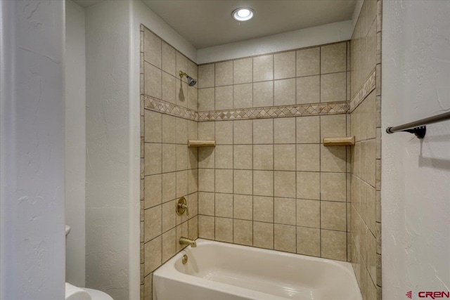 bathroom with tiled shower / bath