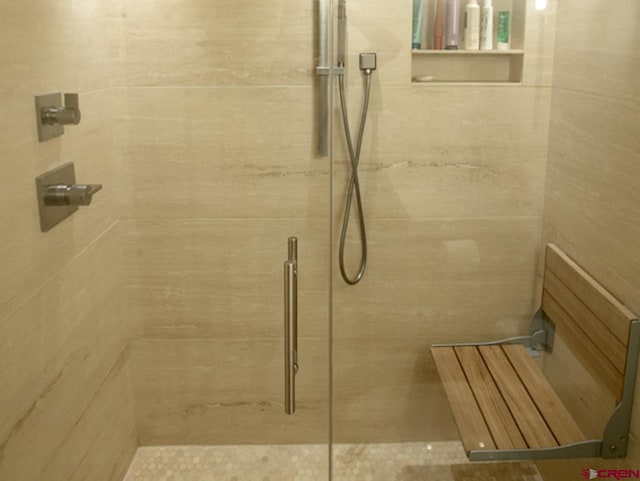 bathroom featuring a tile shower