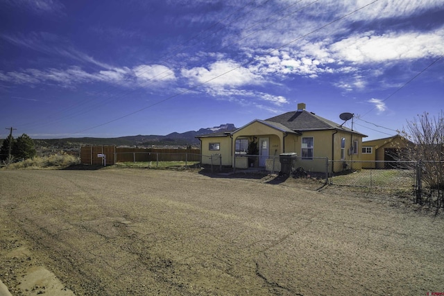 view of front of property featuring a mountain view