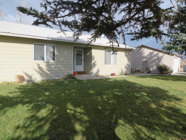 ranch-style house featuring a front lawn