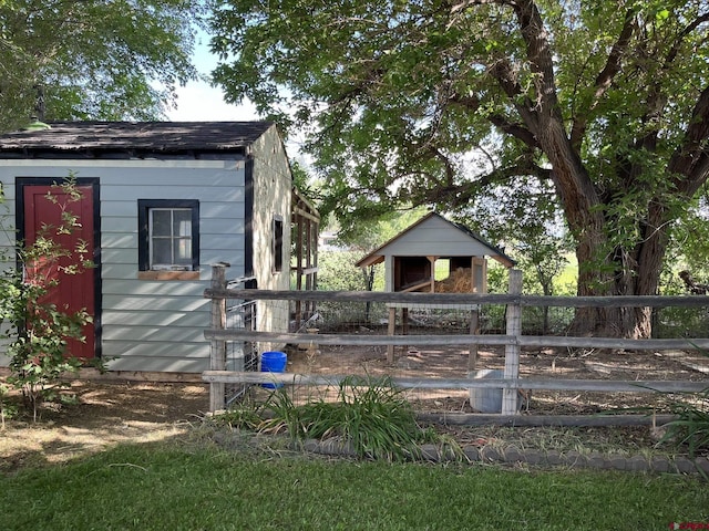 view of yard featuring a storage unit