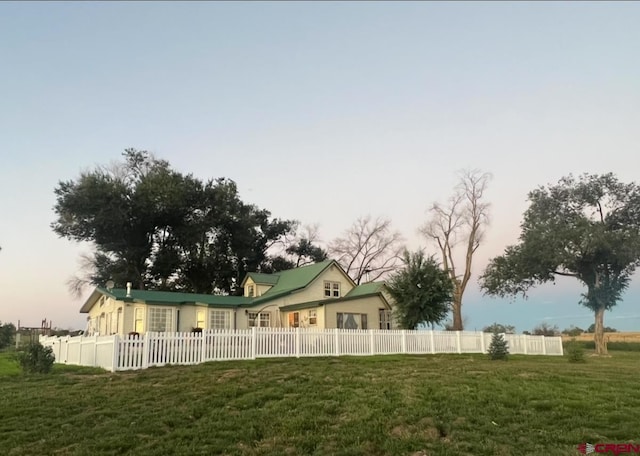 view of yard at dusk