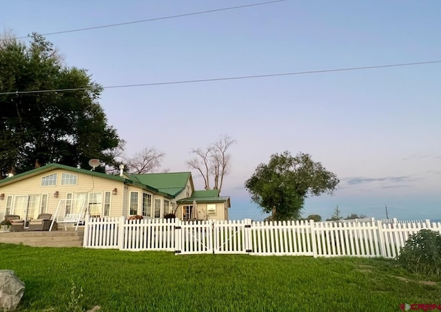 view of yard at dusk