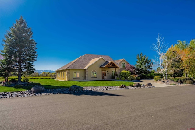 view of front of property featuring a front yard