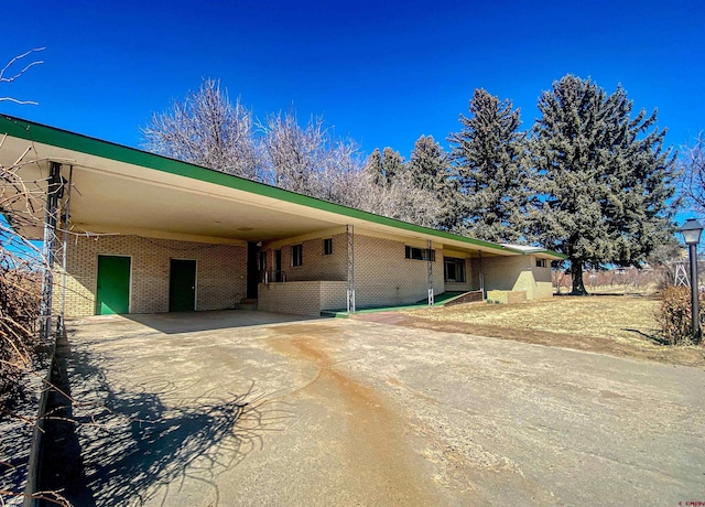 view of front facade featuring a carport