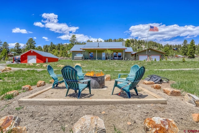 view of yard featuring a garage and an outdoor structure