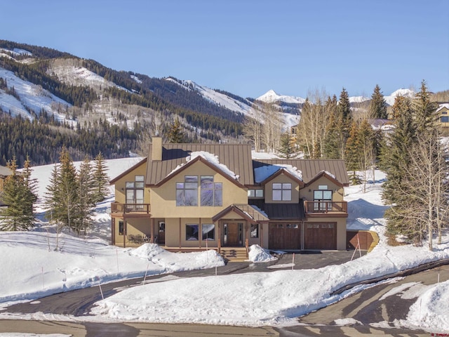 view of front of home featuring a mountain view