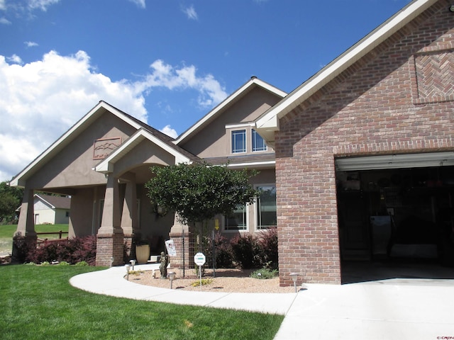 craftsman house with a front lawn