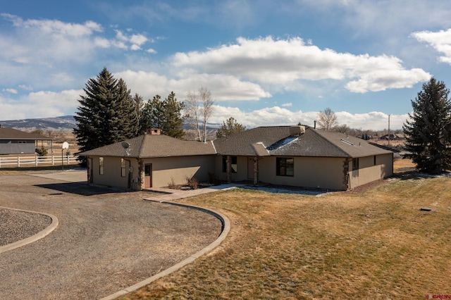 single story home with a front lawn