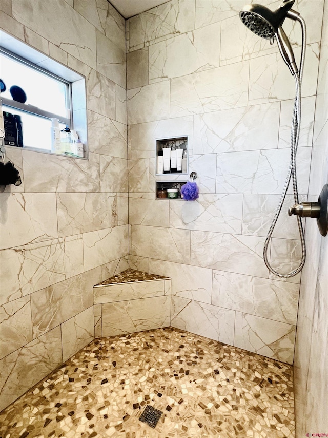 bathroom featuring a tile shower