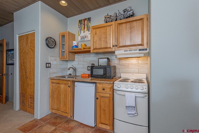 kitchen with white appliances, sink, wooden ceiling, and tasteful backsplash