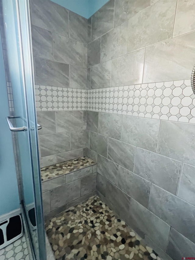 full bathroom featuring a tile shower