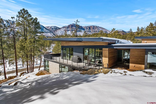 view of front facade featuring a mountain view