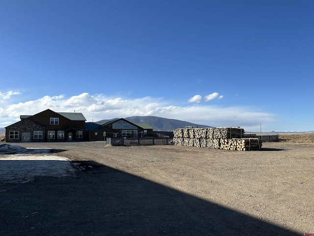 view of yard with a mountain view