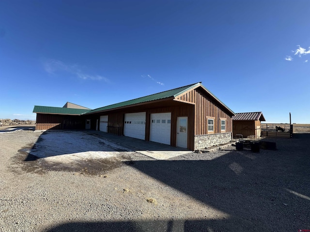 exterior space featuring gravel driveway