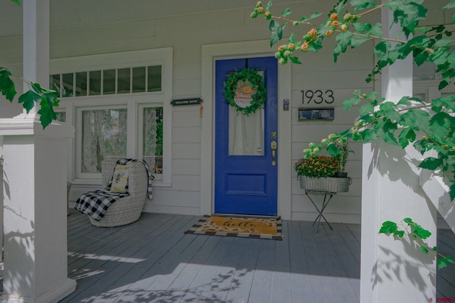 property entrance featuring a porch