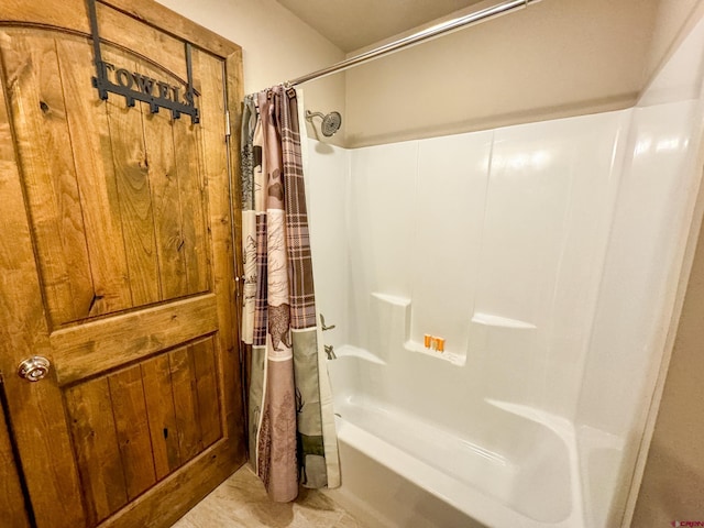 bathroom with shower / tub combo with curtain