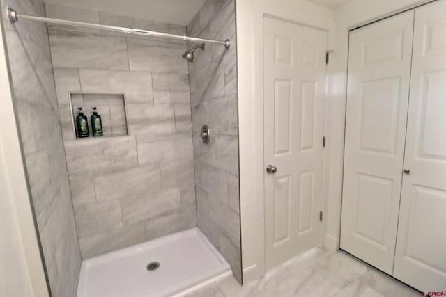 bathroom featuring tiled shower