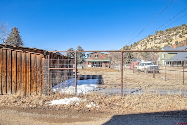 view of yard featuring fence and an outbuilding